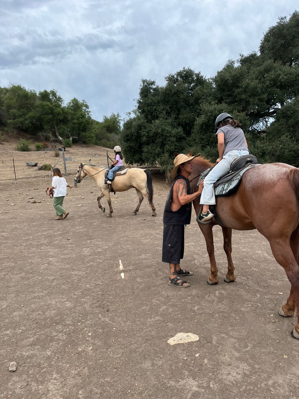 Niños montando a caballo