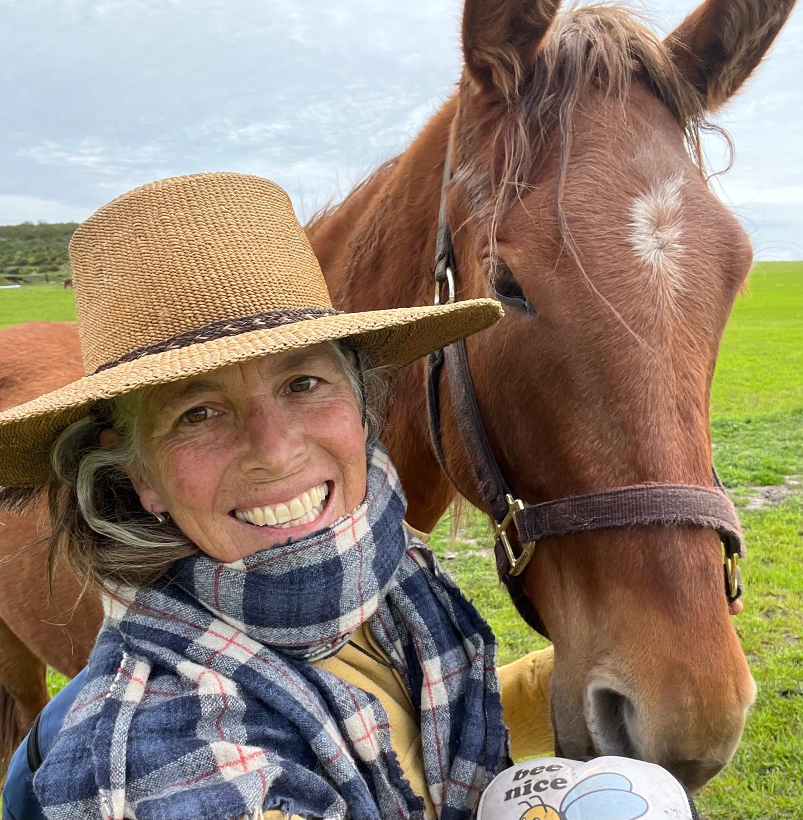 Walker con sus caballos en el campo